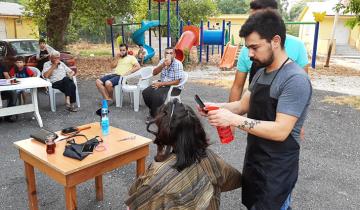 Köy köy dolaşıp kız çocuklarının saçlarını kesiyorlar