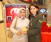 İskenderun'da Jandarma Annelere Karanfil Dağıttı