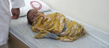 Uzuvları olmayan İdlibli bebek Türkiyede tedavi altına alındı