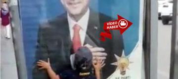 Erdoğan'ın Afişini Gören Çocuk Dede Diyerek Elinden Öptü