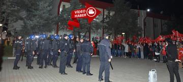 Sahte İhbarla Çağrılan Polis Ekiplerini Türk Bayraklarıyla Karşıladılar